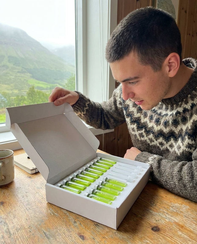 Hombre en Manizales abriendo la caja completa del kit