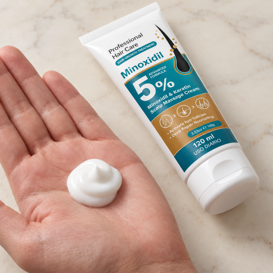 La textura de la crema blanca sobre la palma de la mano
