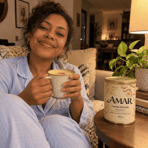 Mujer con una taza en el sofá de noche