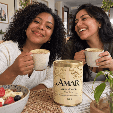 Taza de leche dorada en el escritorio