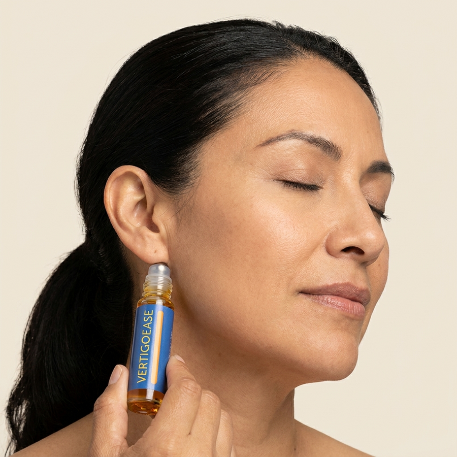 Mujer aplicando el roll-on sobre la piel, detrás del lóbulo de la oreja