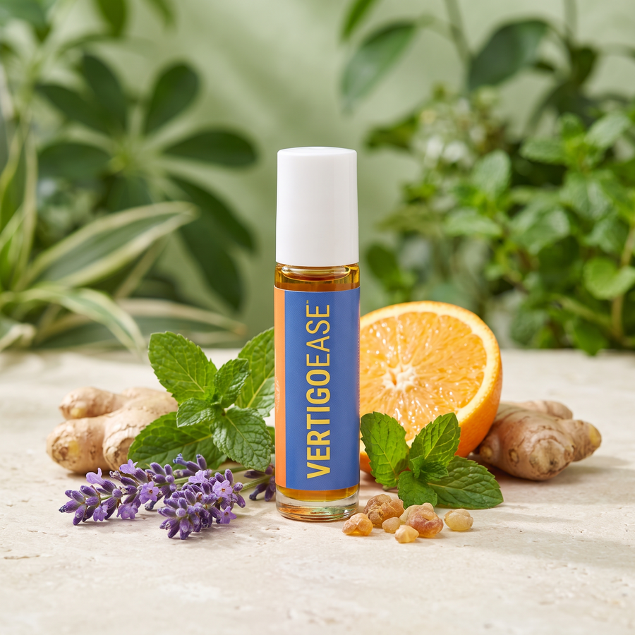 El frasco rodeado de lavanda, menta, jengibre, naranja e incienso