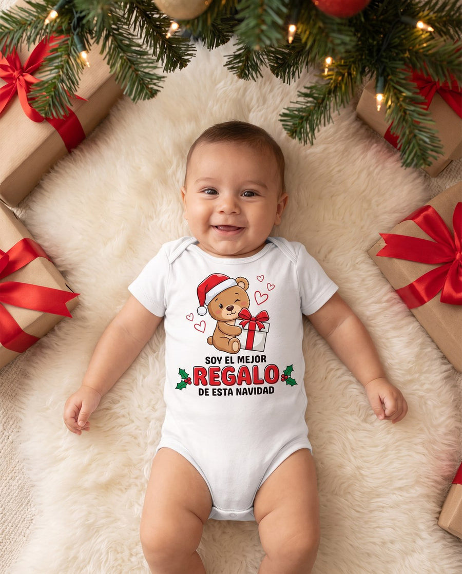 Bebé acostado entre regalos bajo el árbol