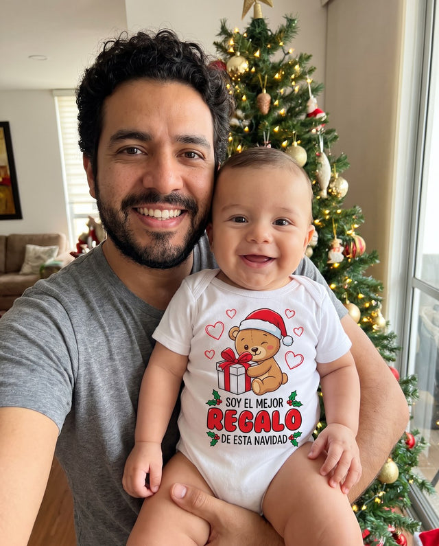 Papá con su bebé en brazos frente al árbol de Navidad