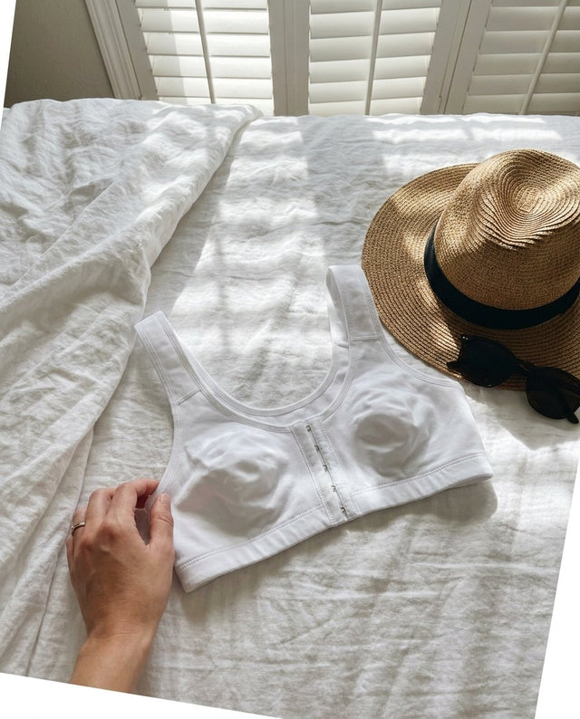 El brasier blanco sobre la cama junto a un sombrero