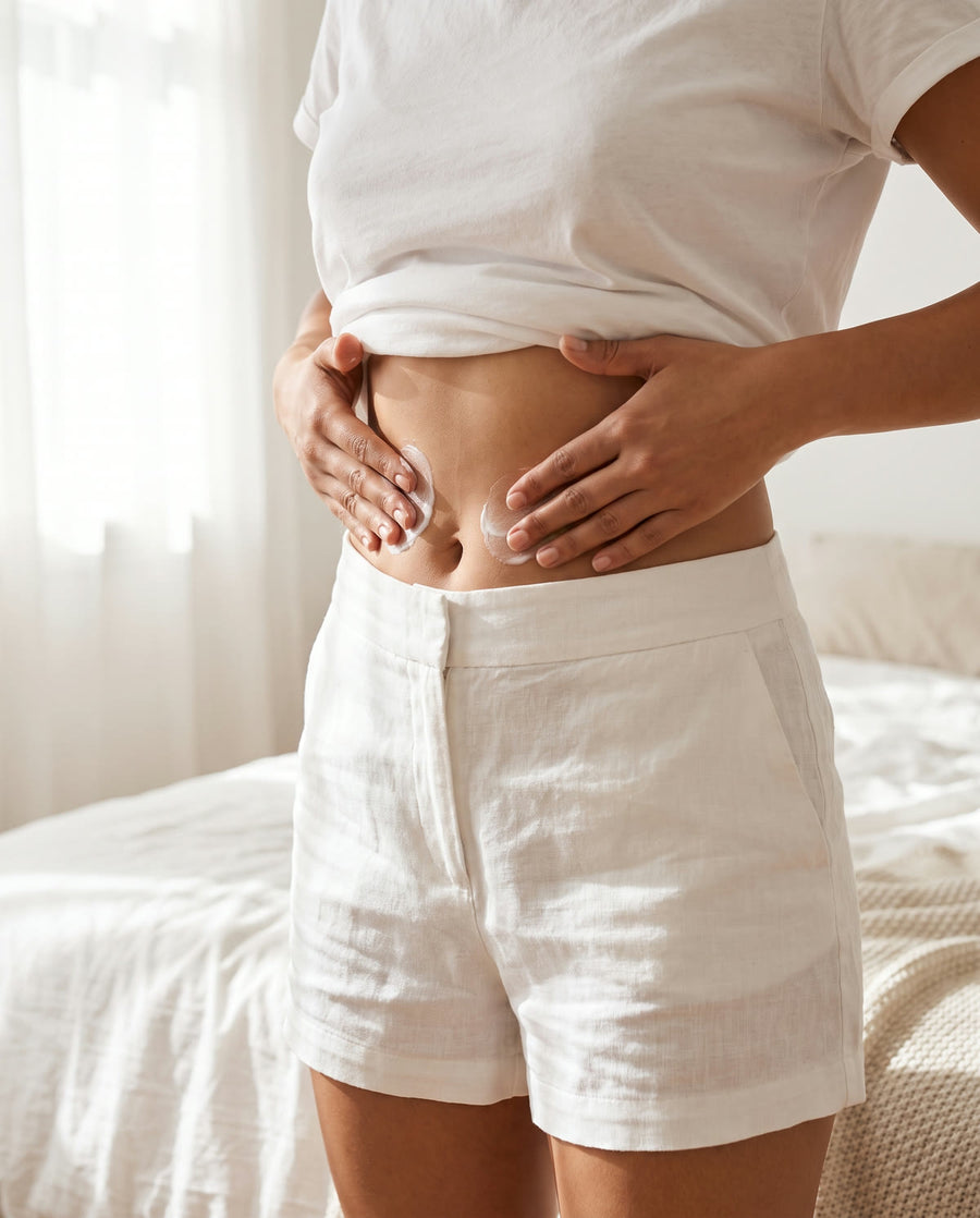 Aplicando la crema en el abdomen