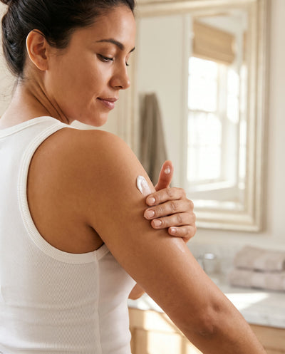 Aplicando la crema en el brazo