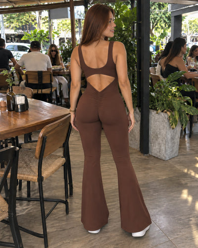 El enterizo café de espaldas