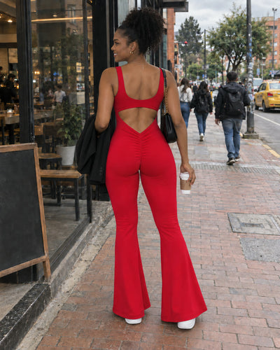 El enterizo rojo de espaldas en la calle