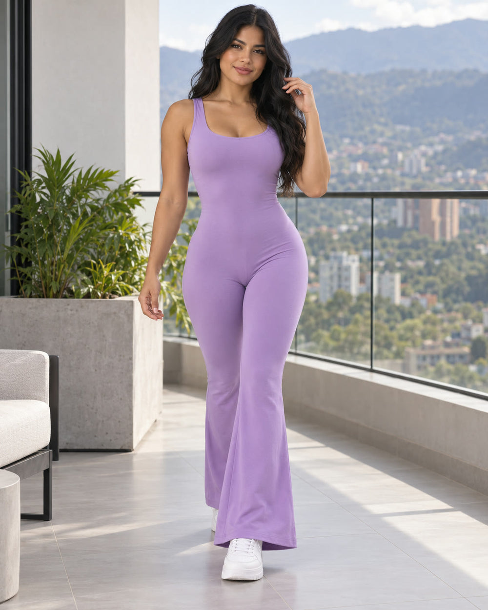 El enterizo lila de cuerpo entero en una terraza