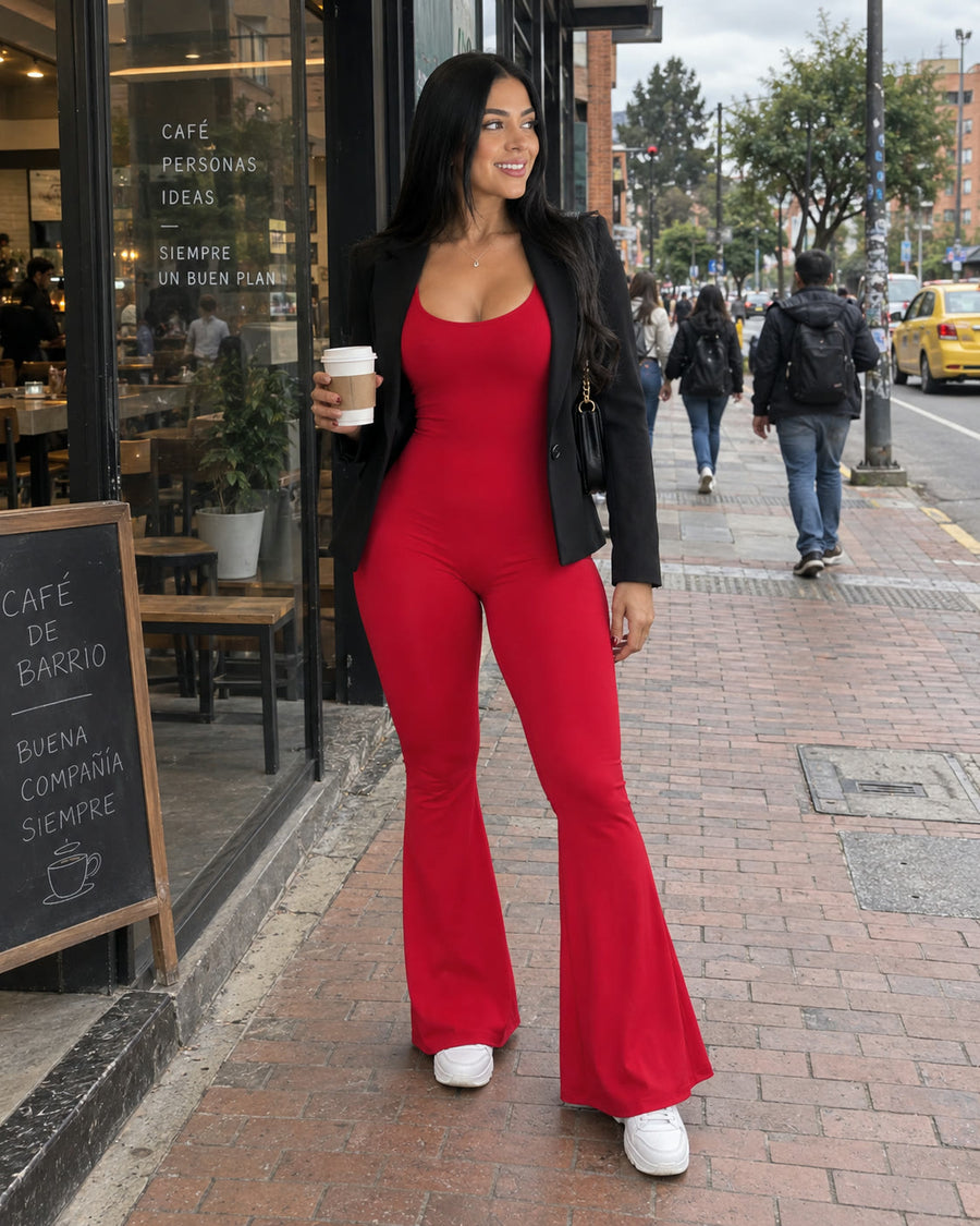 El enterizo rojo con chaqueta y tenis, en la calle