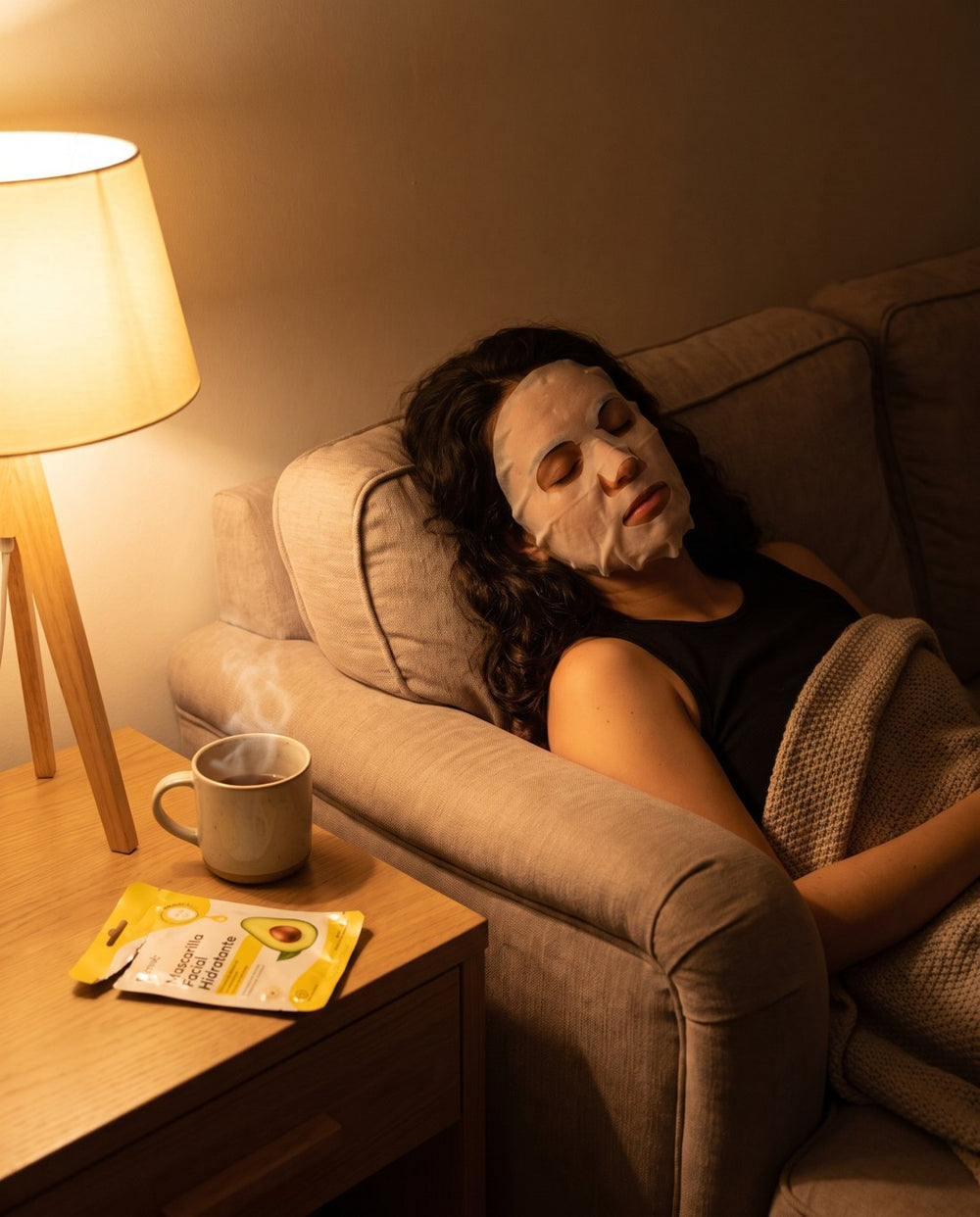 Mujer relajándose con una mascarilla de velo puesta