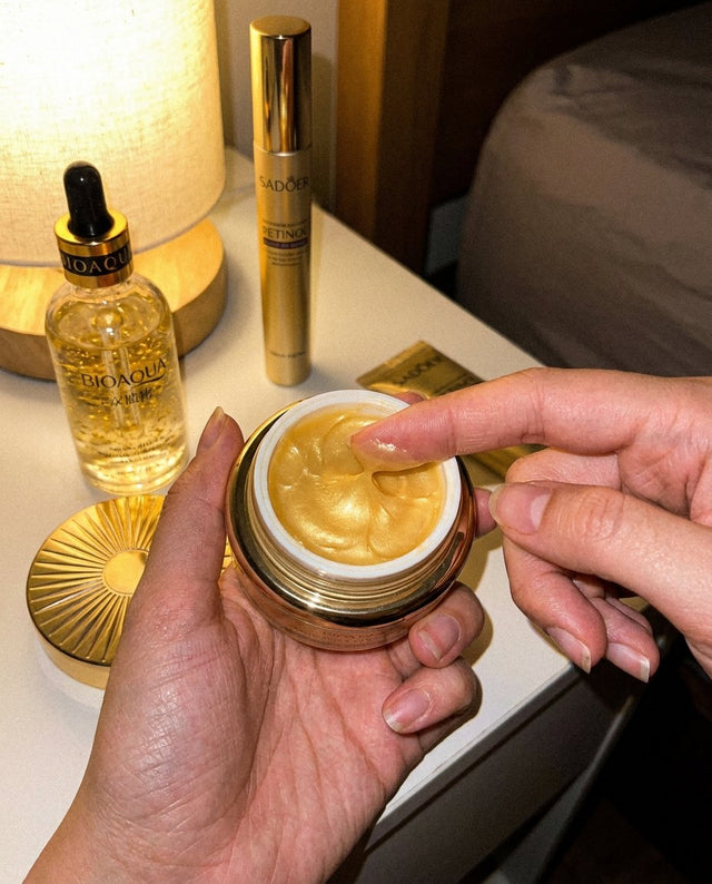 Dedo tomando crema de oro del tarro en la mesa de noche