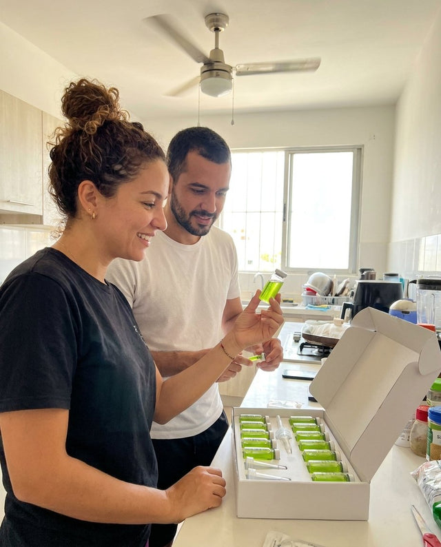 Pareja en Barranquilla con la caja del kit en la cocina