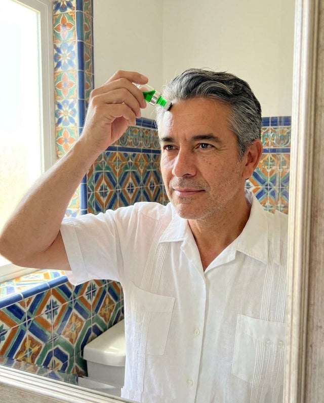 Hombre en Cartagena aplicándose el kit en la línea del pelo