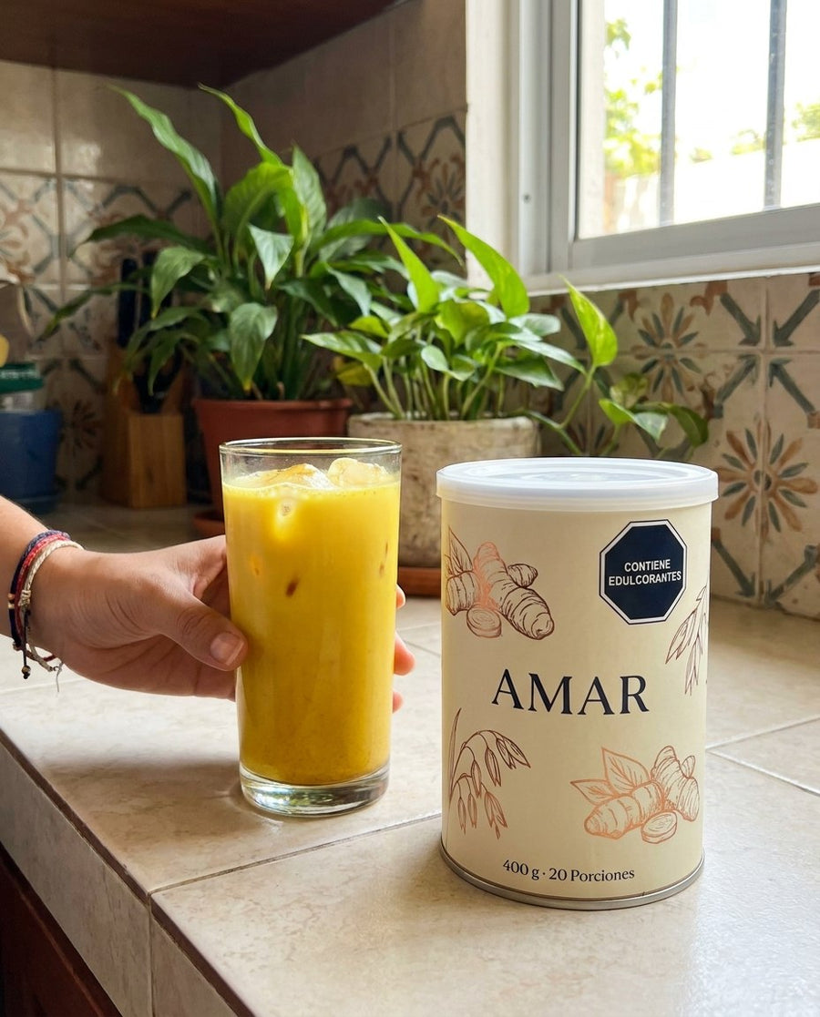 Vaso de batido de leche dorada