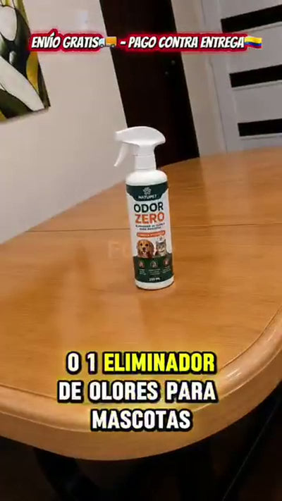 Persona usando el spray ODOR ZERO en casa (6 de 10)