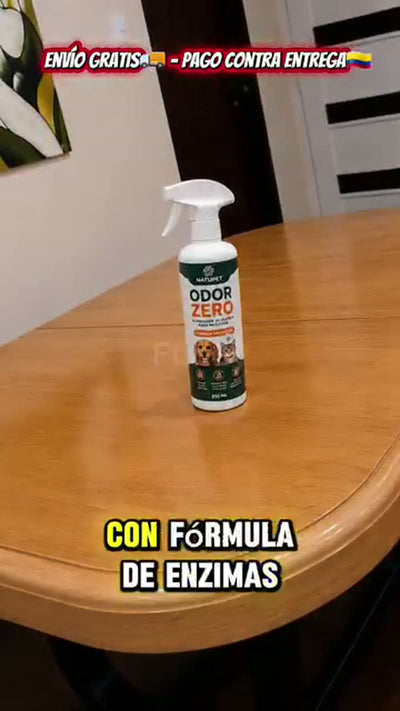 Persona usando el spray ODOR ZERO en casa (9 de 10)