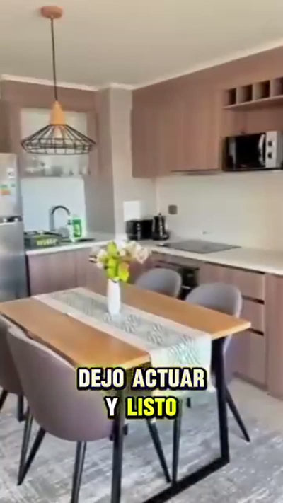 Persona usando el spray ODOR ZERO en casa (10 de 10)