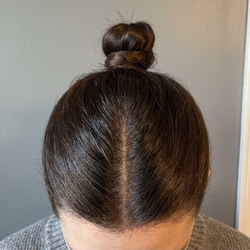La misma coronilla con la raya cerrada y el cabello más denso