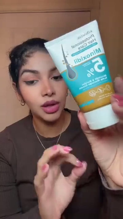 Usuaria mostrando la crema Professional Hair (1 de 12)