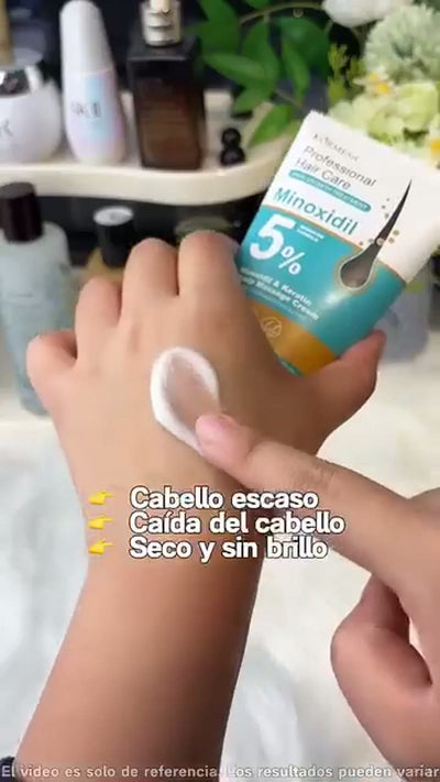 Usuaria mostrando la crema Professional Hair (5 de 12)