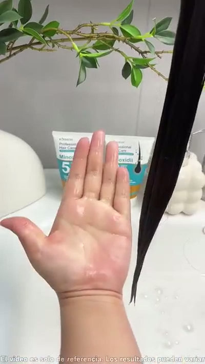 Usuaria mostrando la crema Professional Hair (6 de 12)