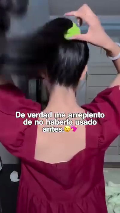 Usuaria mostrando la crema Professional Hair (8 de 12)