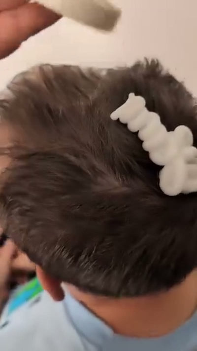 Usuaria mostrando la crema Professional Hair (11 de 12)