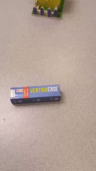 Persona mostrando el roll-on Vertigo Ease (1 de 15)