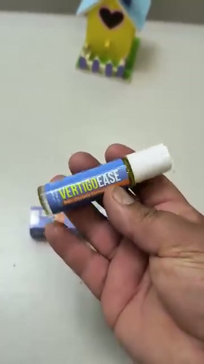 Persona mostrando el roll-on Vertigo Ease (2 de 15)