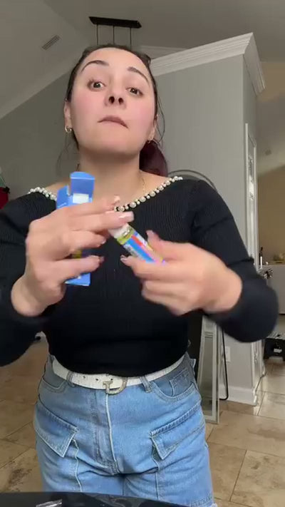 Persona mostrando el roll-on Vertigo Ease (10 de 15)