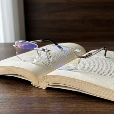 Las gafas sobre un libro abierto
