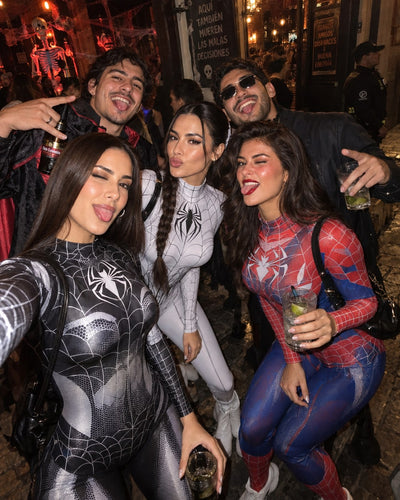 Tres amigas con los tres colores en una fiesta