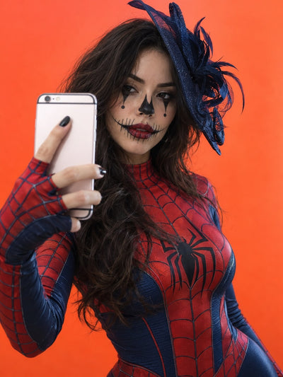 Enterizo rojo con maquillaje de Halloween