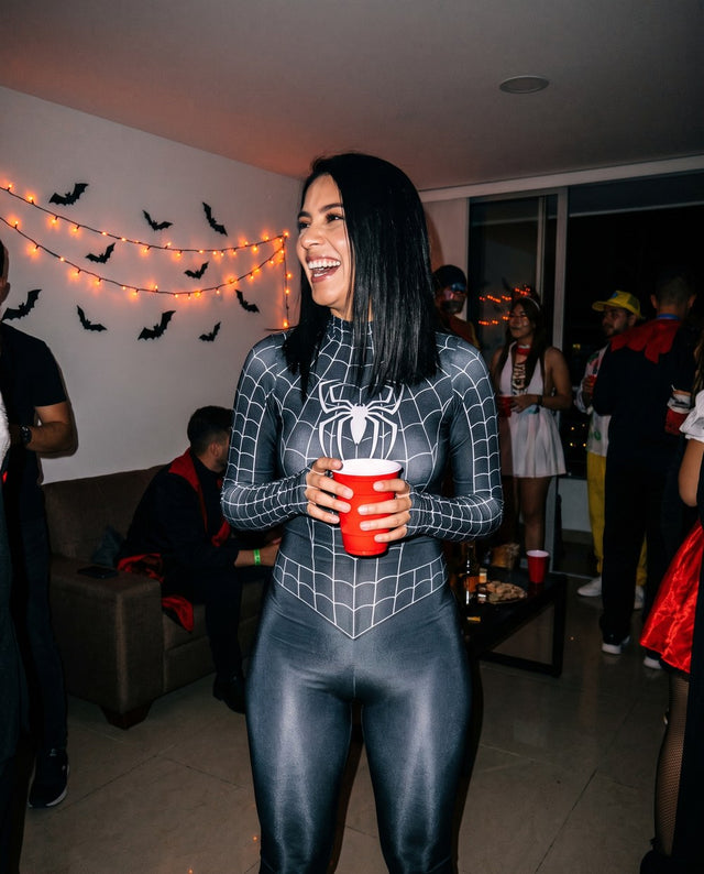 Mujer con el enterizo negro en una fiesta de Halloween en casa